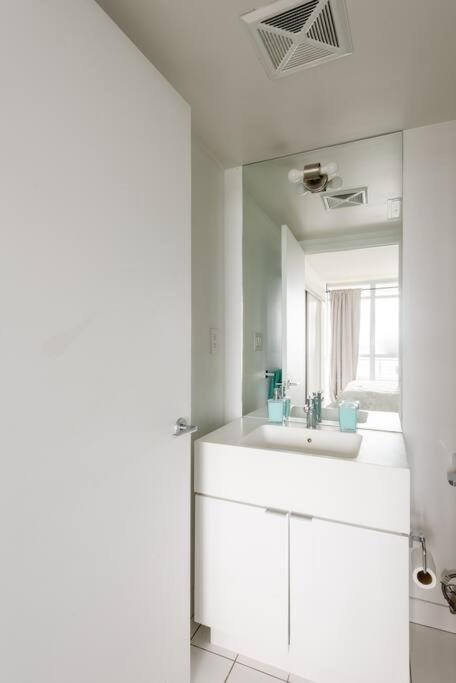 Stylish Downtown Lakeview Condo - One Free Parking Toronto Eksteriør billede