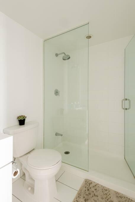 Stylish Downtown Lakeview Condo - One Free Parking Toronto Eksteriør billede