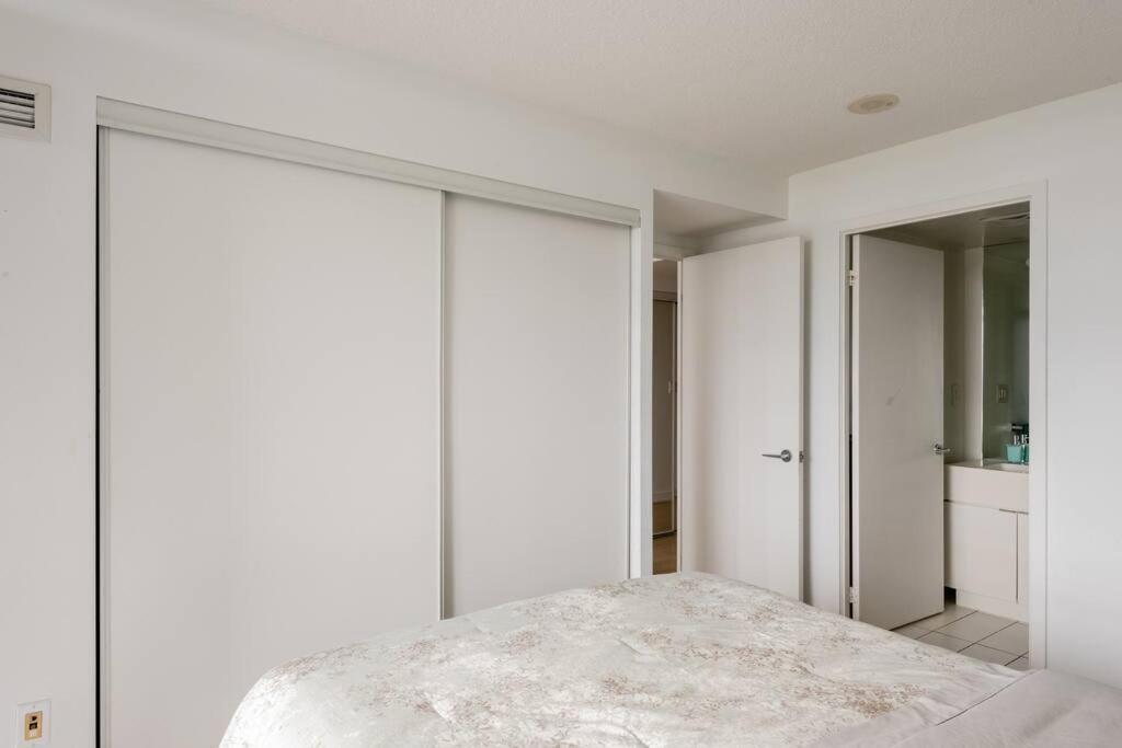 Stylish Downtown Lakeview Condo - One Free Parking Toronto Eksteriør billede