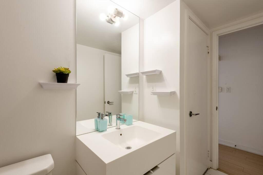 Stylish Downtown Lakeview Condo - One Free Parking Toronto Eksteriør billede