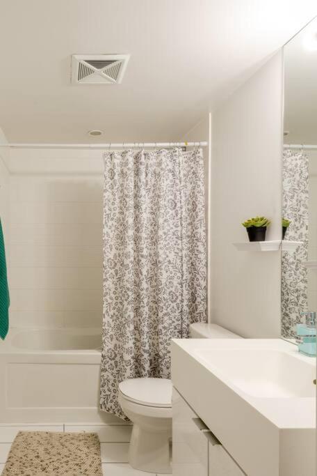 Stylish Downtown Lakeview Condo - One Free Parking Toronto Eksteriør billede