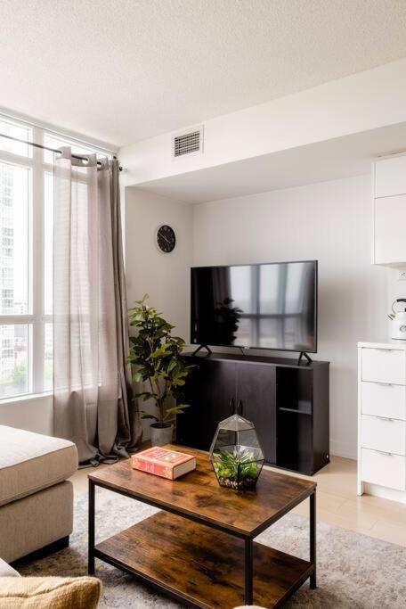 Stylish Downtown Lakeview Condo - One Free Parking Toronto Eksteriør billede
