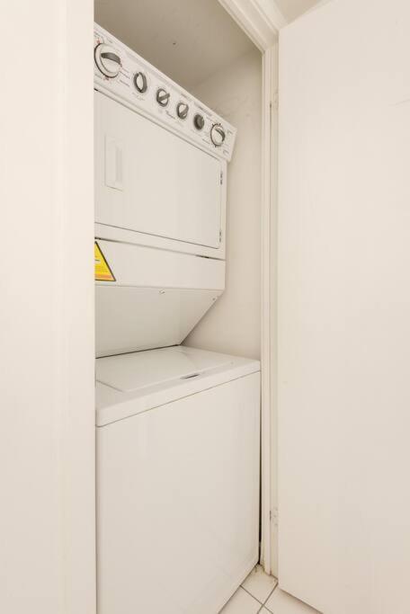 Stylish Downtown Lakeview Condo - One Free Parking Toronto Eksteriør billede