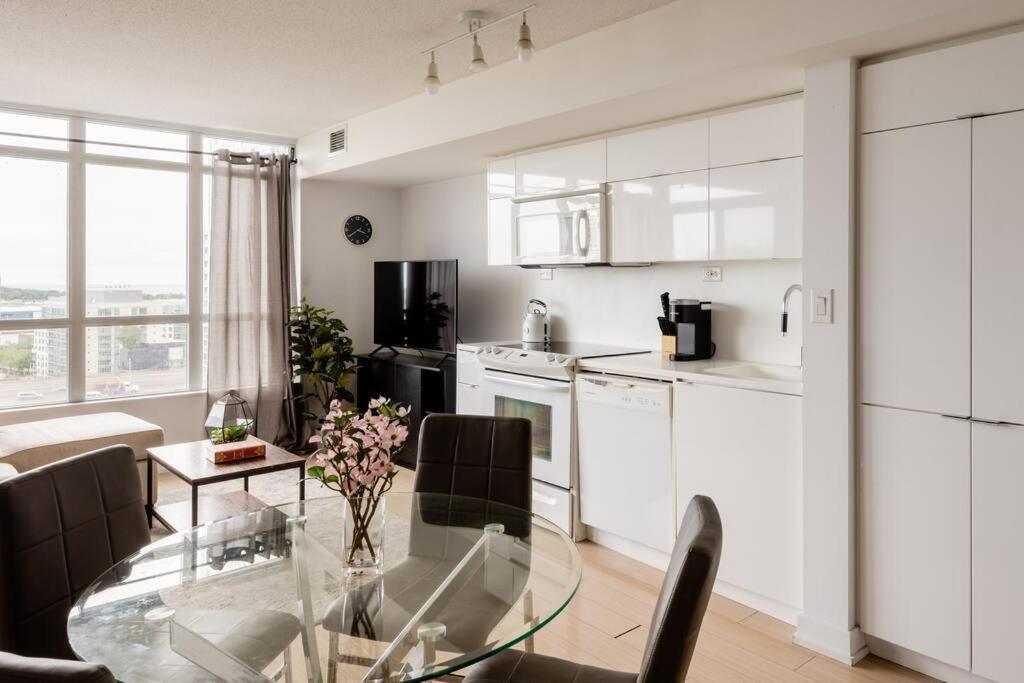Stylish Downtown Lakeview Condo - One Free Parking Toronto Eksteriør billede