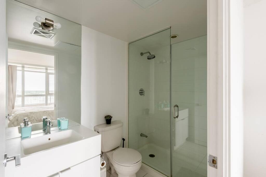 Stylish Downtown Lakeview Condo - One Free Parking Toronto Eksteriør billede
