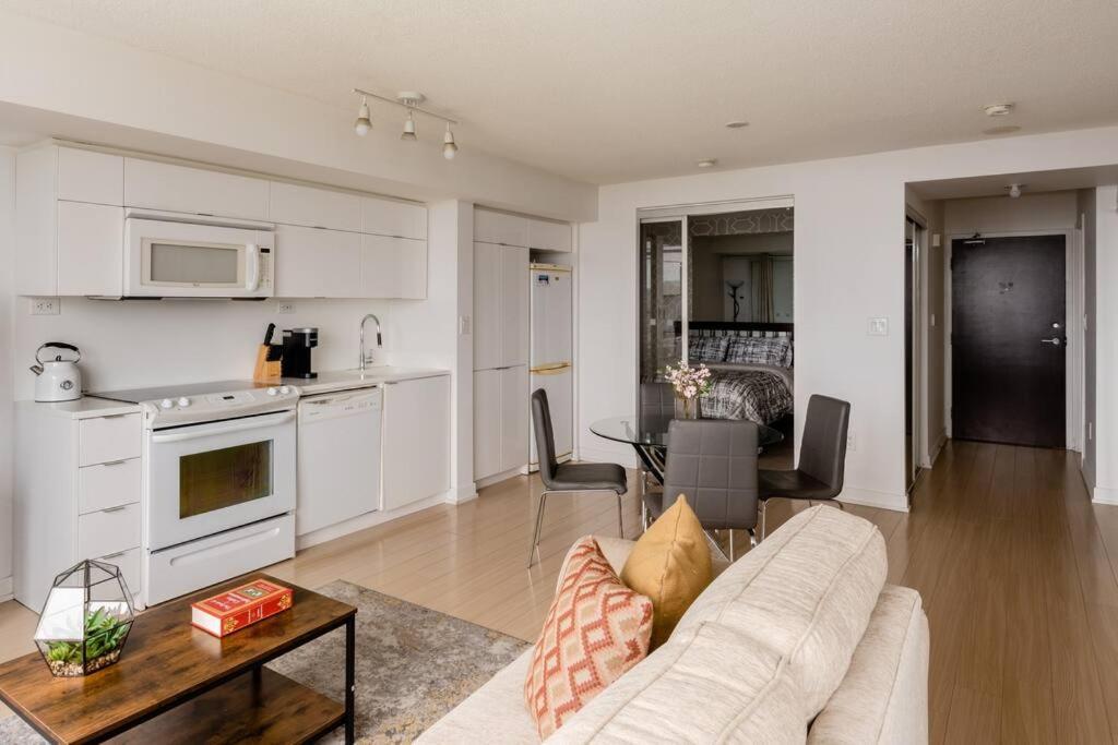 Stylish Downtown Lakeview Condo - One Free Parking Toronto Eksteriør billede