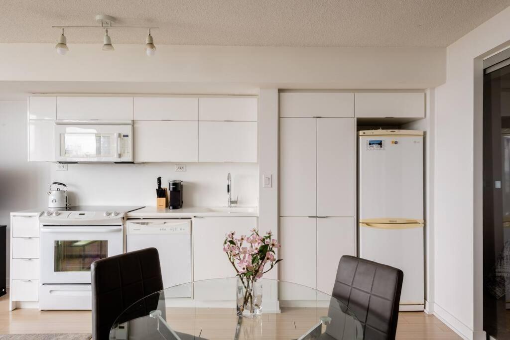 Stylish Downtown Lakeview Condo - One Free Parking Toronto Eksteriør billede