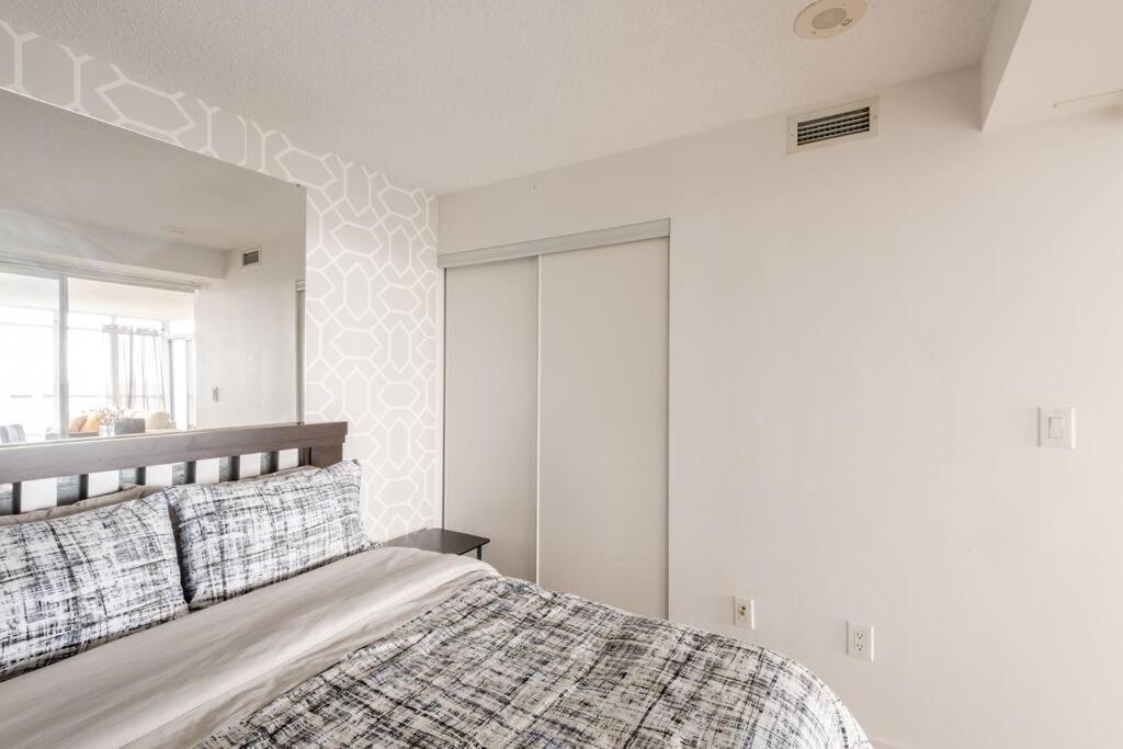 Stylish Downtown Lakeview Condo - One Free Parking Toronto Eksteriør billede