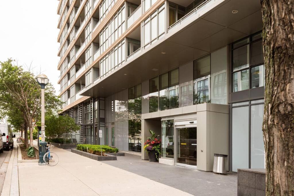 Stylish Downtown Lakeview Condo - One Free Parking Toronto Eksteriør billede