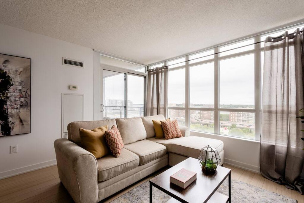 Stylish Downtown Lakeview Condo - One Free Parking Toronto Eksteriør billede