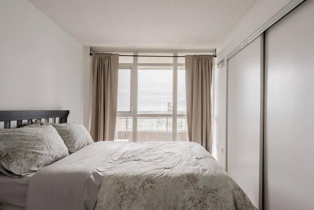 Stylish Downtown Lakeview Condo - One Free Parking Toronto Eksteriør billede