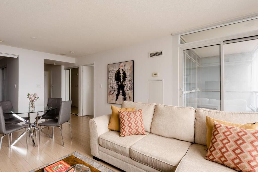 Stylish Downtown Lakeview Condo - One Free Parking Toronto Eksteriør billede