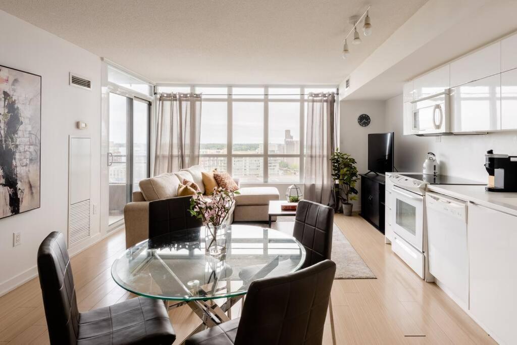 Stylish Downtown Lakeview Condo - One Free Parking Toronto Eksteriør billede