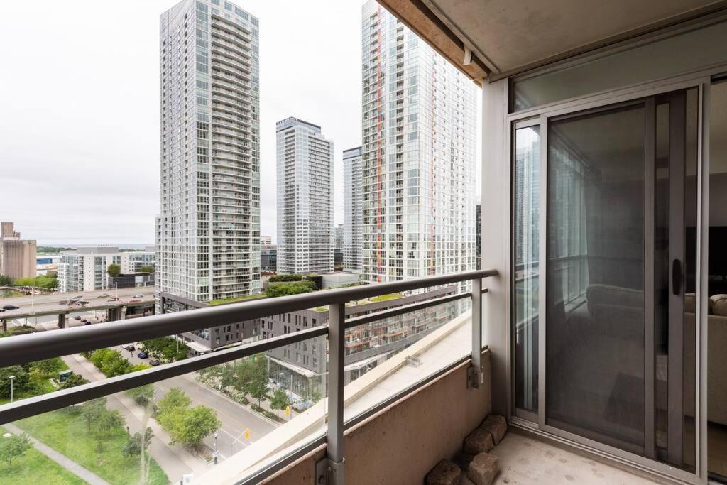 Stylish Downtown Lakeview Condo - One Free Parking Toronto Eksteriør billede