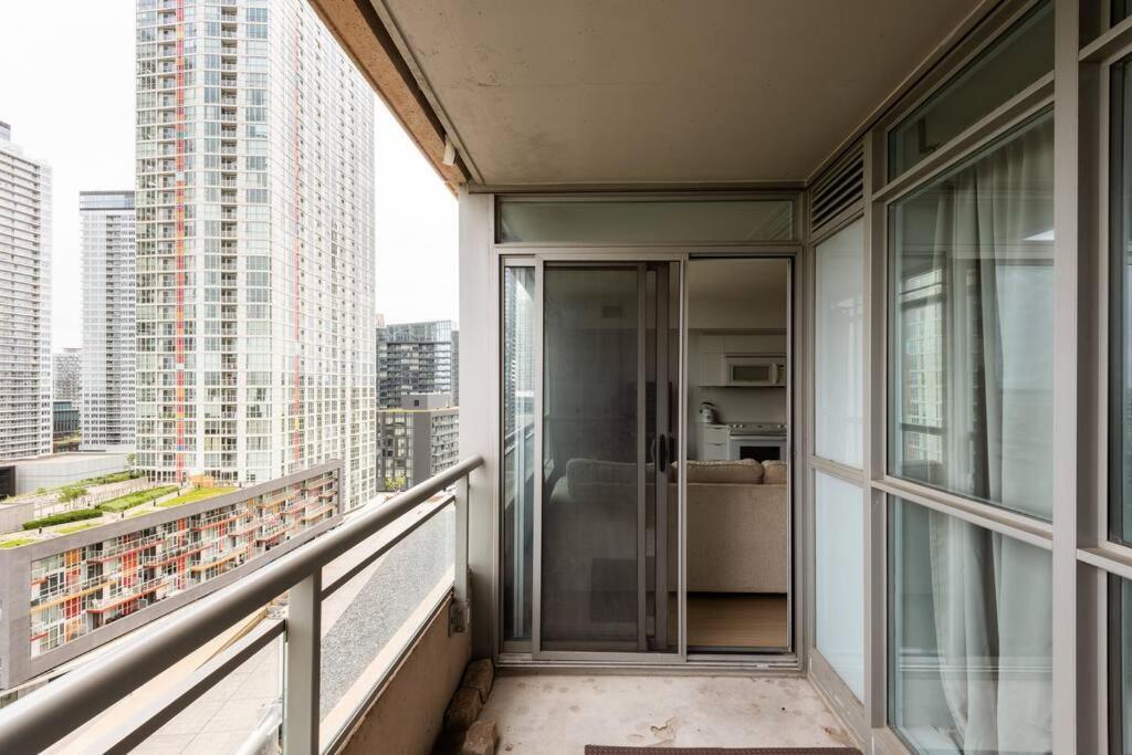 Stylish Downtown Lakeview Condo - One Free Parking Toronto Eksteriør billede