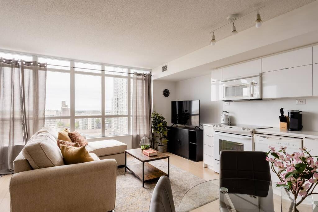 Stylish Downtown Lakeview Condo - One Free Parking Toronto Eksteriør billede