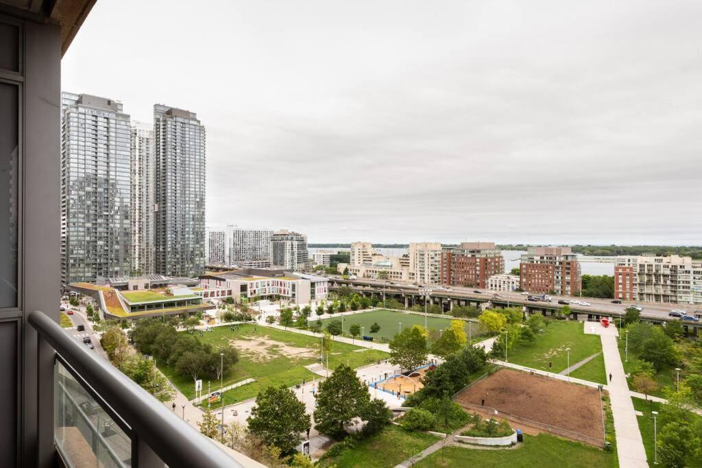 Stylish Downtown Lakeview Condo - One Free Parking Toronto Eksteriør billede